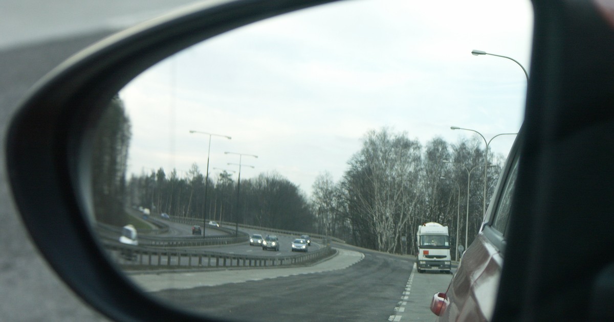 Jak ustawić lusterka w samochodzie? Ten jeden szczegół jest decydujący