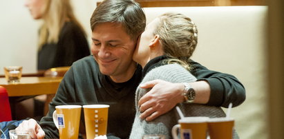 Krzysztof Ibisz przytula się z ukochaną w kawiarni