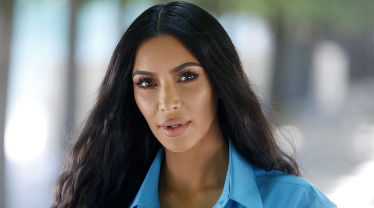 Kim Kardashian bikiniben sütteti a hasát / fotó: GettyImages