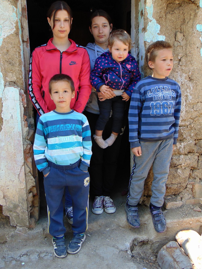 Iz ove udžerice Marija (14), Miljana (13), Marko (8) i Ksenija (2) uskoro se sele u novu kuću