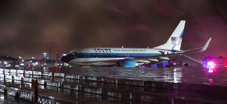 Poślizg w deszczu i chwile grozy. Boeing z kandydatem na wiceprezydenta USA wypadł z pasa [ZDJĘCIA]