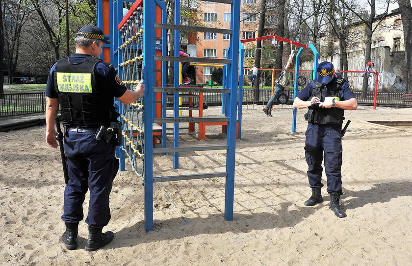 Strażnicy kontrolują place zabaw