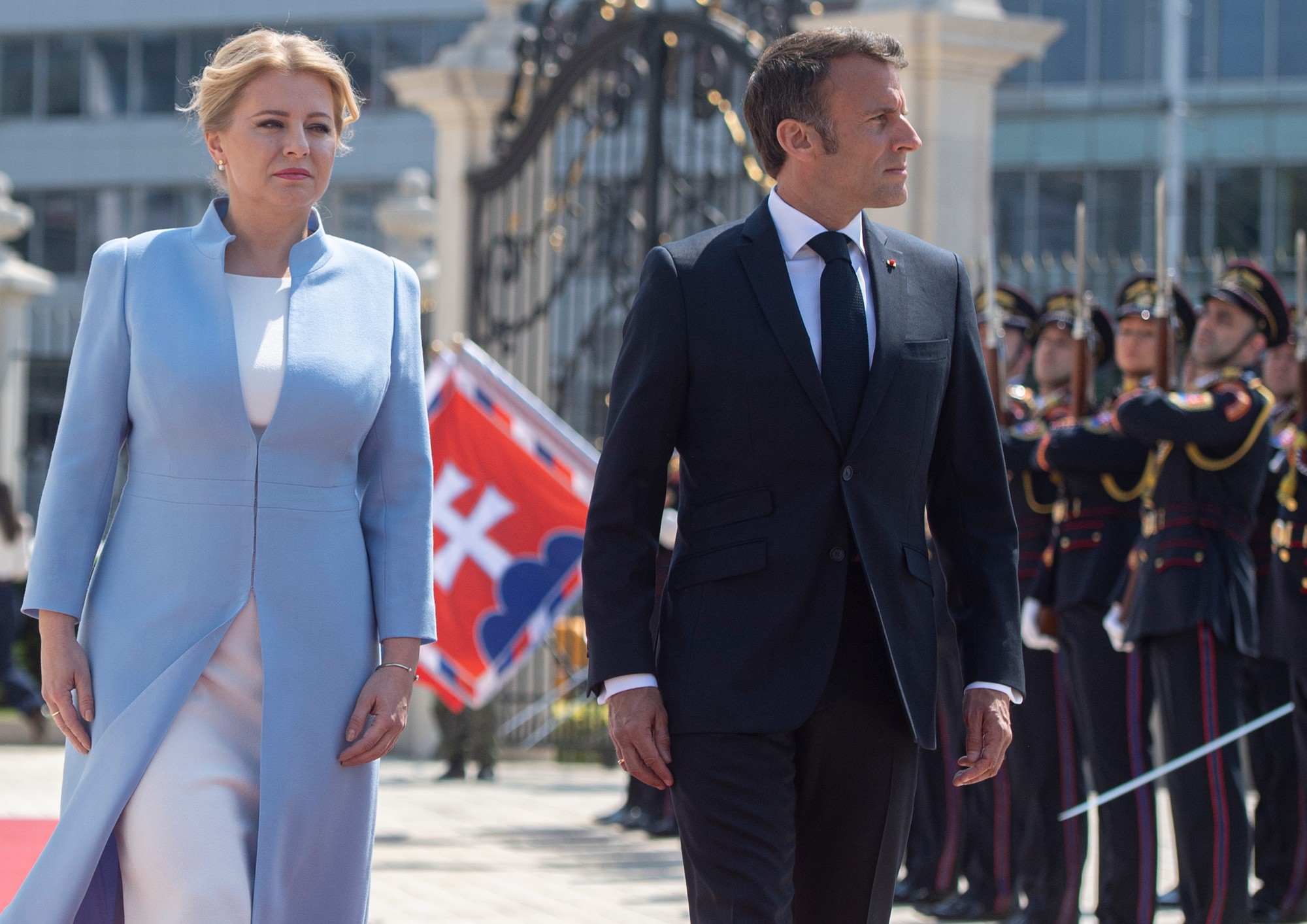 Francúzsky prezident Emmanuel Macron pricestoval na pozvanie prezidentky SR Zuzany Čaputovej na oficiálnu dvojdňovú návštevu Slovenska.