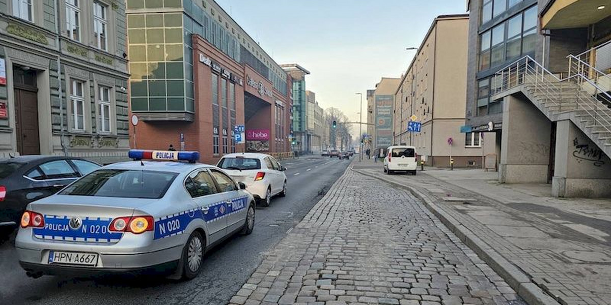 Słupsk: Pieszy nagle wybiegł na ulicę. Został potrącony, trafił do szpitala