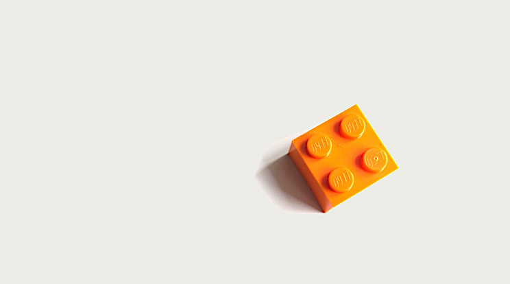 Talán gyerekjátéknak tűnik egymásra rakosgatni a Lego kockákat. De ha nagyon magas tornyot akarunk építeni, már kiütközhetnek a szerkezeti nehézségek. Az építőelemek még sokkal többet bírnának. A Lego kockái és téglácskái mindenképpen lenyűgötő tervezési és műszaki teljesítményről árulkodnak. Ez az alapja, hogy a cég mára világ legnagyobb játékgyártójává nőtt. / Fotó: Nik – Unsplash