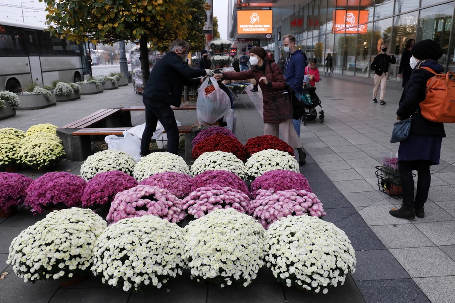 Warszawa udostępniła kilka miejsc dla sprzedawców kwiatów, którzy zostali poszkodowani przez decyzję o zamknięciu cmentarzy