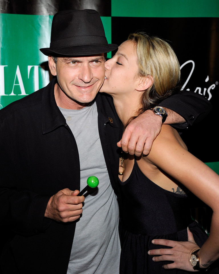 Charlie Sheen i Natalie Kenley 