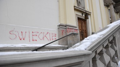 Napisy na fasadzie kościoła w Warszawie. Policja zatrzymała drugiego podejrzanego