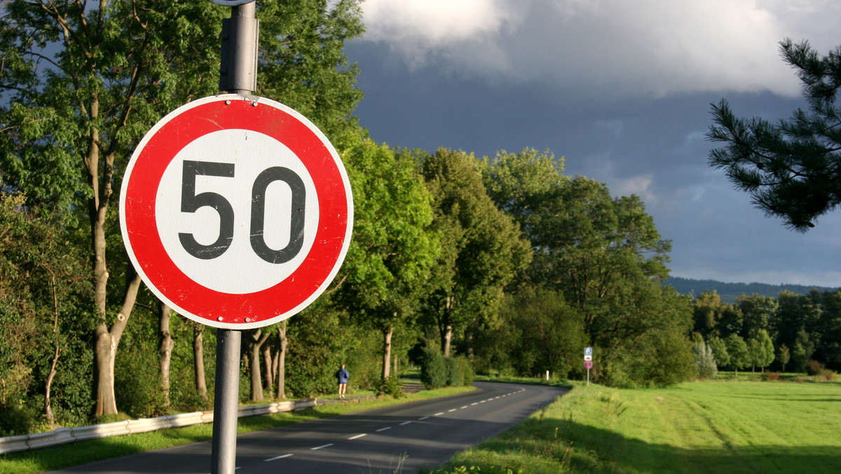 Policjanci z Wydziału Ruchu Drogowego starachowickiej komendy zatrzymali kierowcę, który w terenie zabudowanym jechał z prędkością 129 km/h. Piratem drogowym okazał się obywatel Gruzji, który dodatkowo miał cofnięte uprawnienia do kierowania pojazdami. Teraz zajmie się nim sąd.