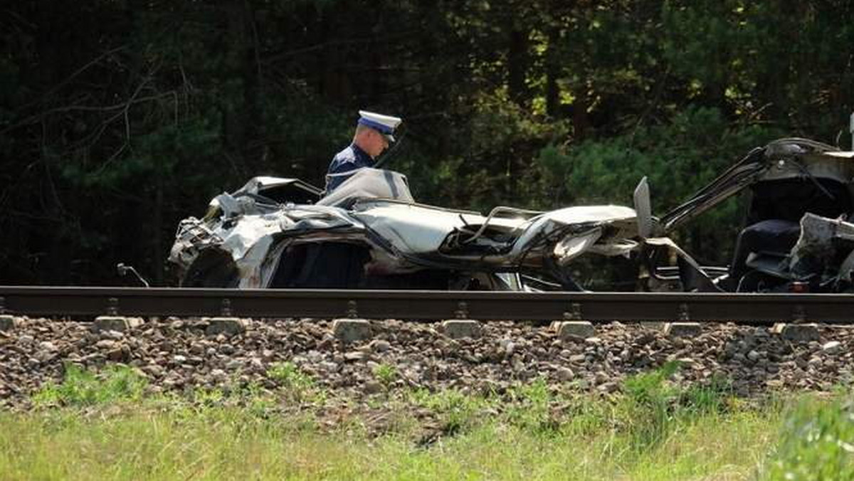 Do tragicznego wypadku doszło dziś na przejeździe kolejowym w Grajewie. Samochód osobowy zderzył się z pociągiem, kierowca auta zginął na miejscu - poinformował dyżurny Wojewódzkiego Stanowiska Koordynacji Ratownictwa w Białymstoku.