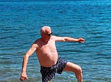 "Okusio sam INTIMNE ODNOSE sa muškarcima" Pevač ZATEKAO IZJAVOM u OSMOJ DECENIJI, a sada se budi pored 43 godine MLAĐE ŽENE: "OBOŽAVAM PRIRODNO" 