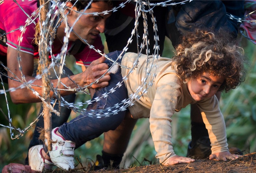 Devojčica se provlači danas ispod ograde na srpsko-mađarskoj granici