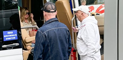 Tak teraz podróżuje Kozidrak. Ona w złocie, a jej świta zajmuje się trzepaniem. Wszystko widać na zdjęciach