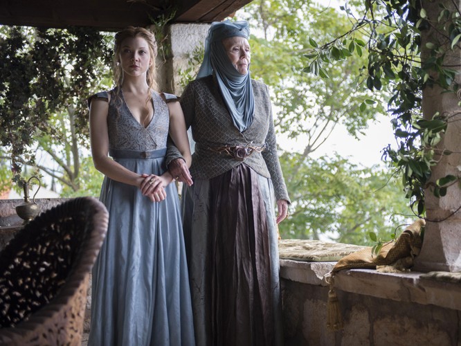 Natalie Dormer jako Margaery Tyrell i Diana Rigga jako Olenna Tyrell