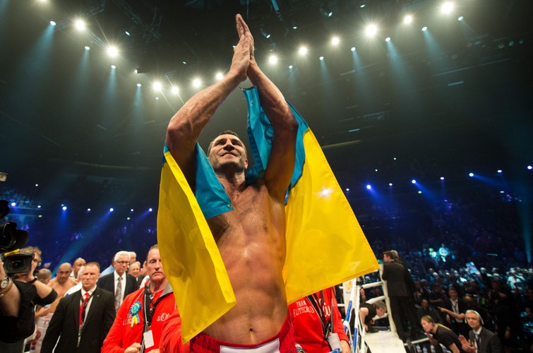 Władimir Kliczko posłał rywala na deski i obronił pas mistrza świata
