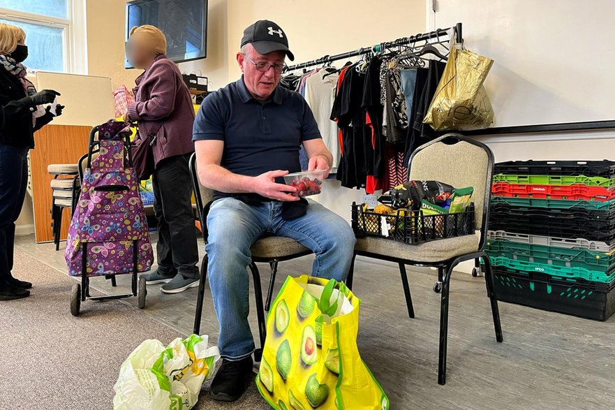 Ian, 52, hombre británico en un punto de distribución de alimentos gratis.  mayo 2023