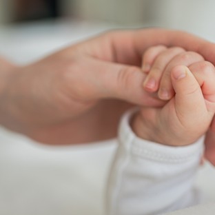 Mentőautóban született egy kisfiú, akinek a nyakára tekeredett a köldökzsinór
