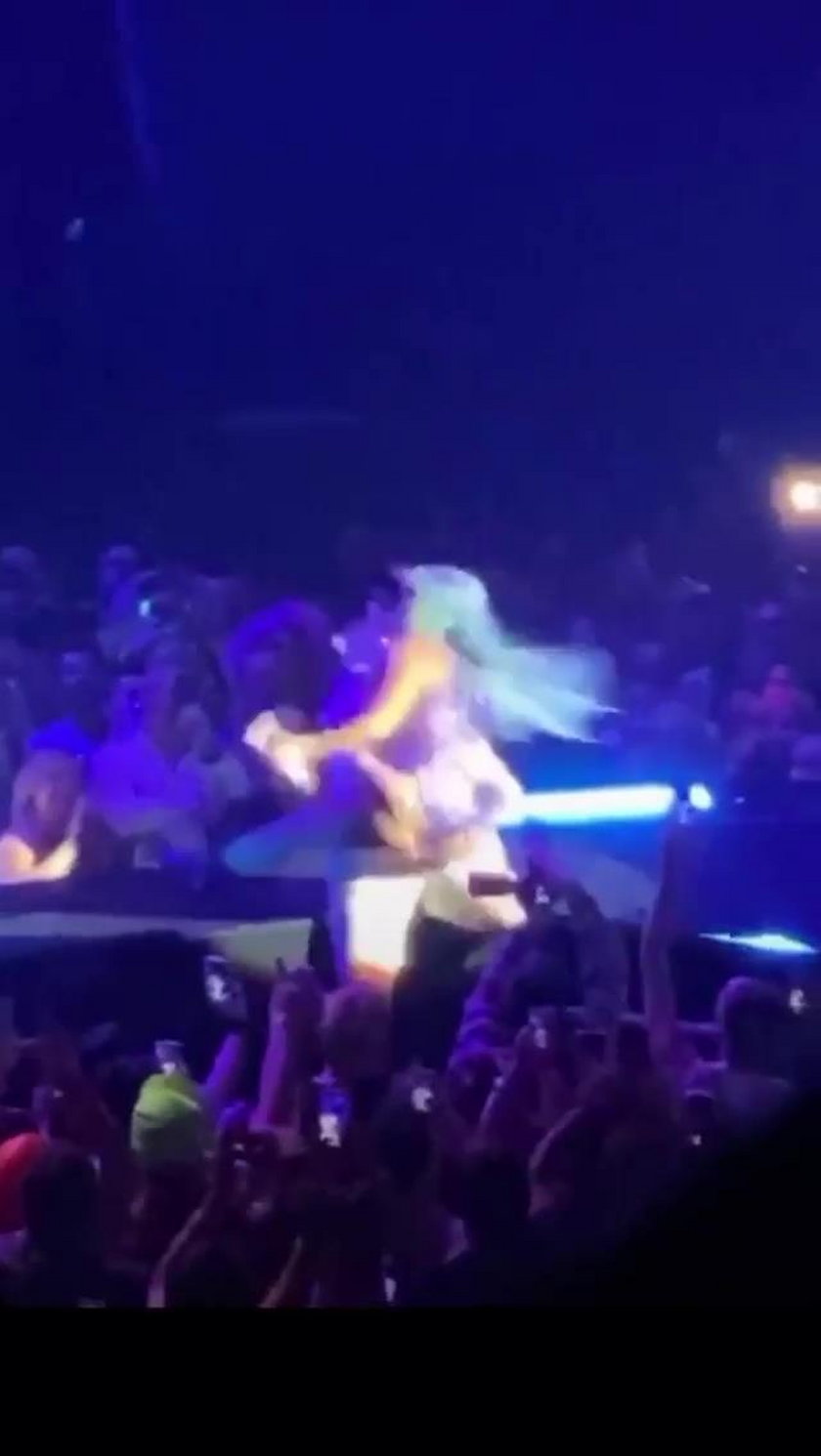 Lady Gaga spadła ze sceny. Groźny wypadek artystki