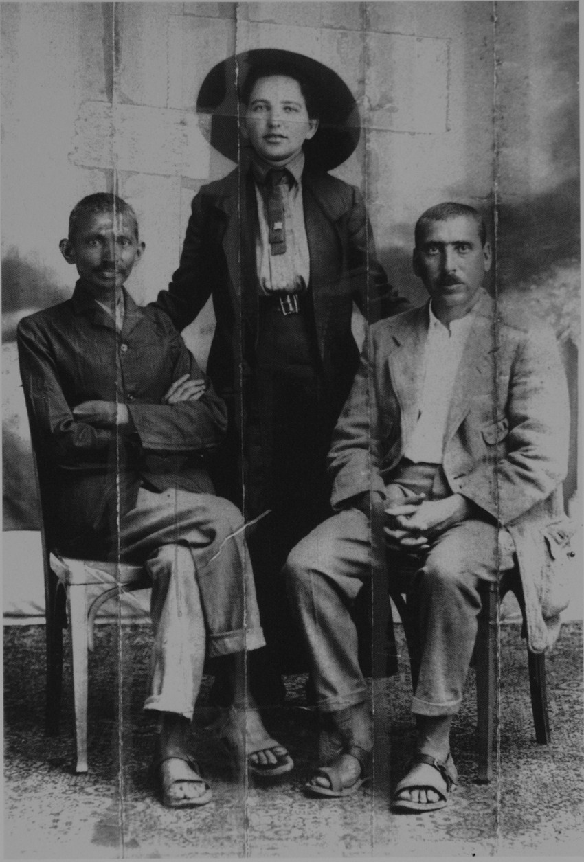 Mahatma Gandi (levo), Herman Kalenbah (desno) i Sonja Šlezin