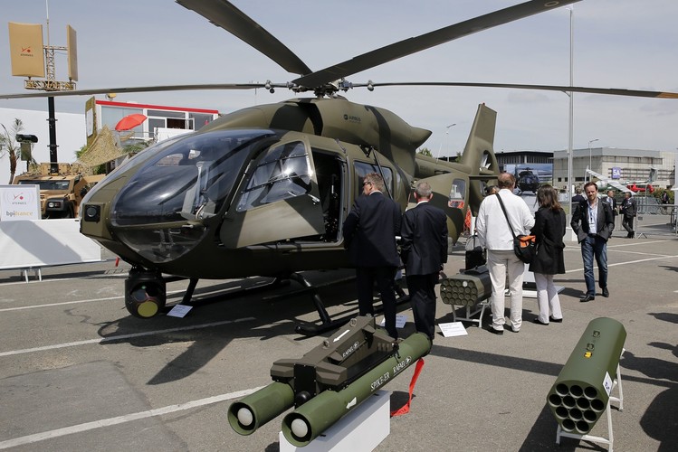 Europejski producent śmigłowców Airbus Helicopters zaprezentował helikopter EC 645 T2. Jest o wojskową wersją cywilnego śmigłowca EC145 T2. <br>
Wojskowa wersja napędzana jest przez zespół napędowy, złożony z silników Arriel 2E o mocy startowej 667 kW (906 KM) każdy, z dwukanałowym elektronicznym układem sterowania (FADEC). Helikopter EC 645 T2 ma maksymalny udźwig 3,7 tony. Śmigłowiec wyposażony jest w nowoczesną awionikę Helionix. <br>
<b>Airbus Helicopters</b> powstał w 1992 r. w wyniku połączenia wydziałów helikopterowych francuskiej firmy Aérospatiale i niemieckiej firmy DaimlerChrysler Aerospace AG.<br><br>
fot.  EPA/YOAN VALAT Dostawca: PAP/EPA.
