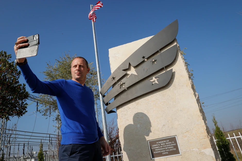 Spomenik Bou Bajdenu, pokojnom sinu akteulnog predsednika SAD-a, postavljen je u blizini Uroševca