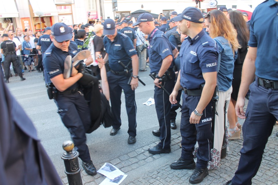 Protest przeciwko marszowi narodowców