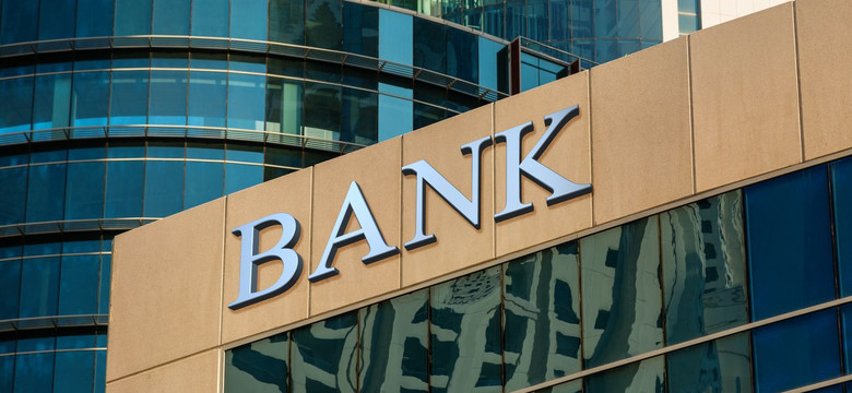 Klienci banków to "zakładnicy oddziałów"? Raport Deloitte