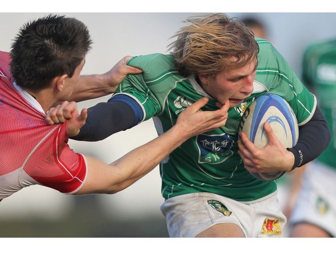 Walczący zawodnicy podczas meczu pomiędzy miejscową Posnanią (czerwone koszulki) i Lechią Gdańsk (zielone) w ekstralidze rugby, rozegranym w Poznaniu, 5 listopada 2011