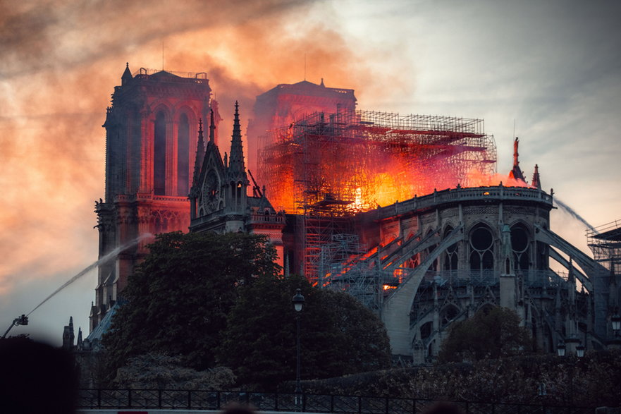 Płonąca katedra Notre Dame
