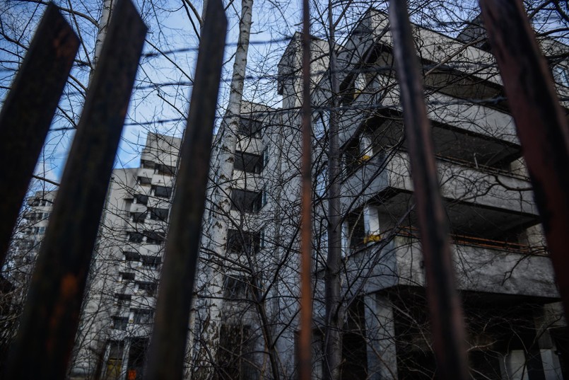 Nieruchomość przy ul. Sobieskiego 100 to tak naprawdę potężny blok. Warszawiacy mówią o nim "Szpiegowo". W latach osiemdziesiątych był zadbany, dziś straszy poniszczonymi murami, zarośniętymi trawnikami, powybijanymi szybami...