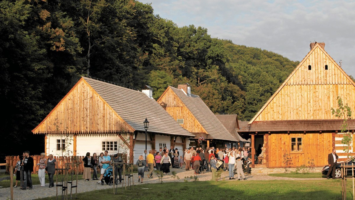 Gotowa jest już bryła budynku rekonstruowanej od ponad 2 lat przez Muzeum Budownictwa Ludowego w Sanoku (Podkarpackie) XVIII-wiecznej synagogi z Połańca. - Obecnie odtwarzane jest m.in. zwierciadlane sklepienie synagogi -powiedział dyrektor skansenu Jerzy Ginalski.