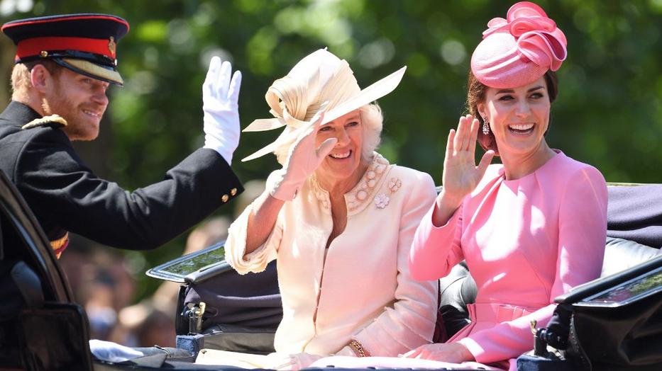 Kamilla királyné, Katalin hercegné és Harry herceg a 2017-es brit zászlós díszszemlén