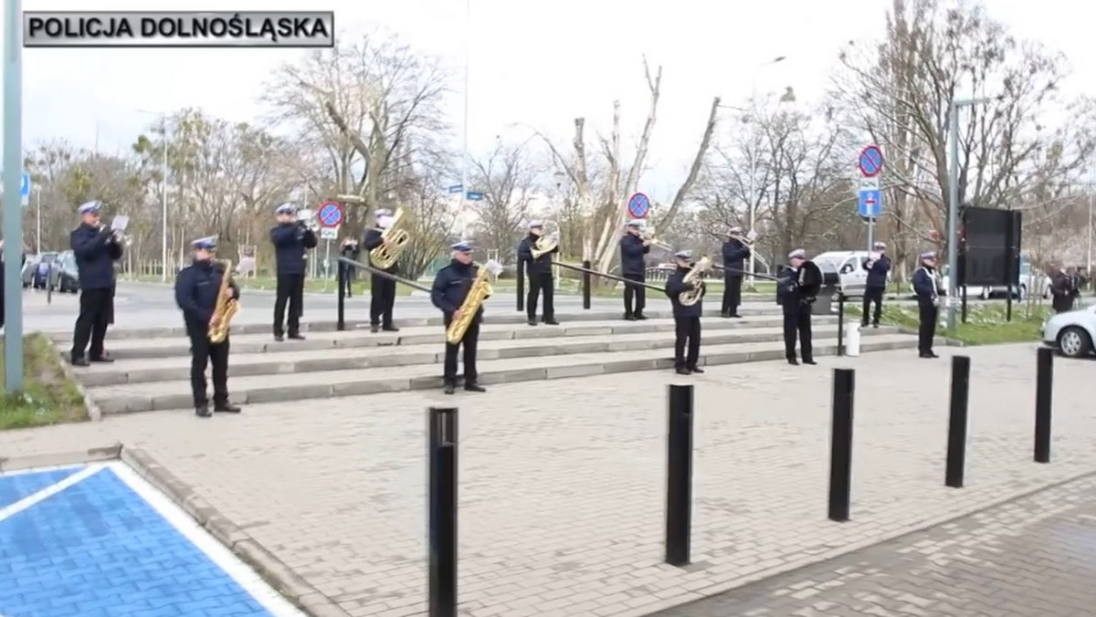 Koronawirus w szpitalach. Policjanci zagrali dla dzieci koncert