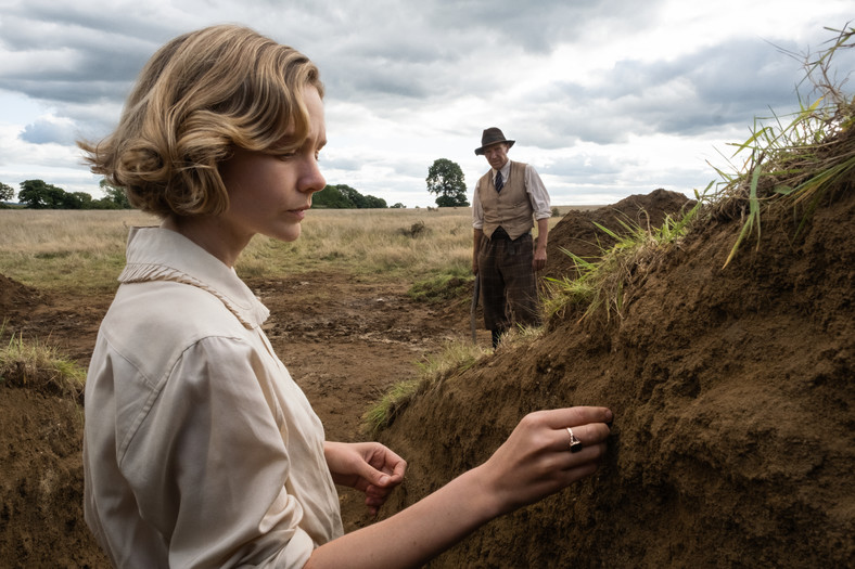 Carey Mulligan i Ralph Fiennes w filmie "Wykopaliska"