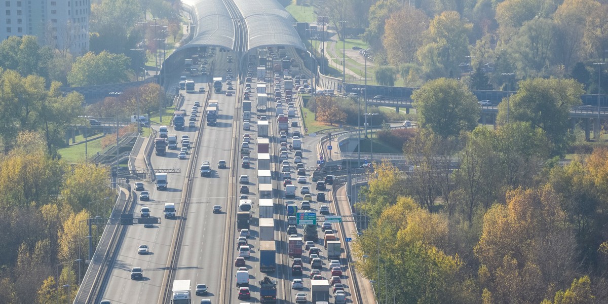 Strefa czystego transportu to w Polsce wciąż nowość. Choć ustawa pozwala samorządom na ich wprowadzanie już od kilku lat, dotychczas prawo nie było szerzej znane. Teraz się to zmieni. 