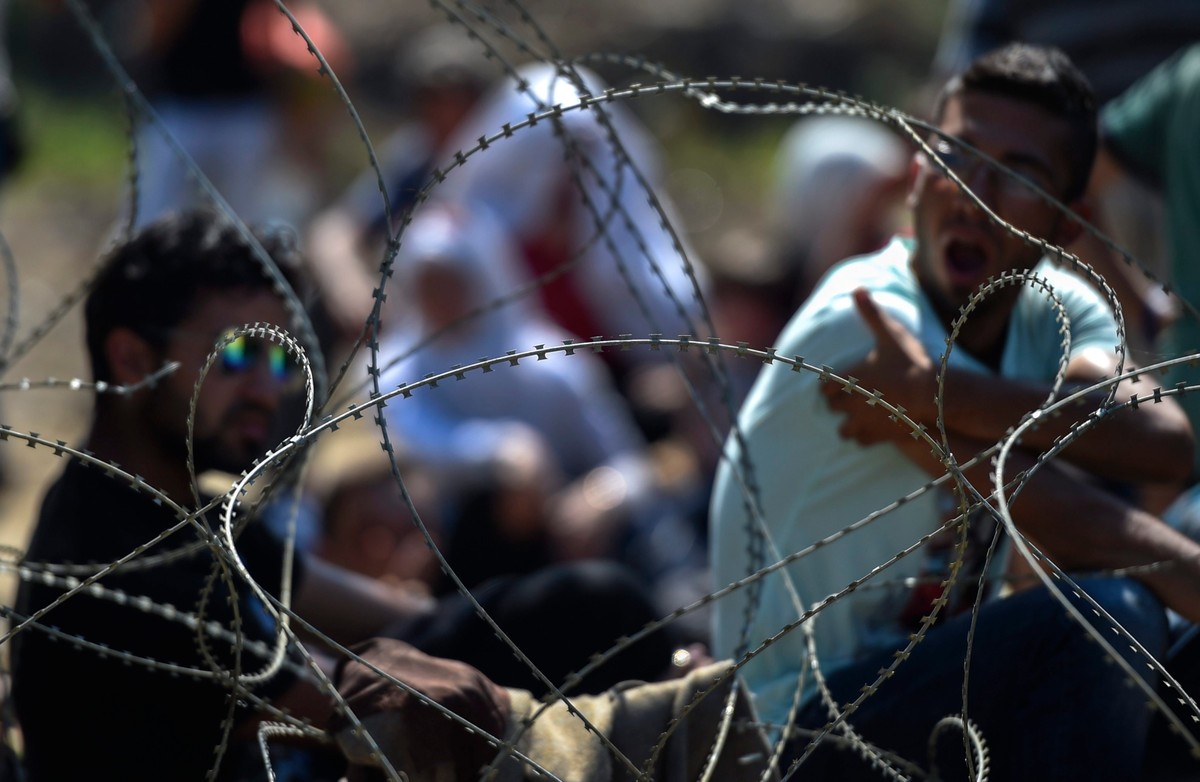 Uchodźcy na granicy między Macedonią i Grecją