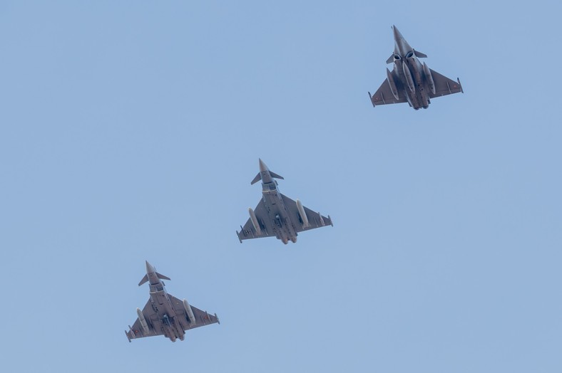 Niemiecki i hiszpański Eurofighter oraz francuskI Rafale podczas podejścia do bazy lotniczej Darwin w Australii, 20 lipca 2024. Źródło: Bundeswehr