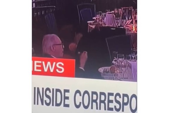 PUCNJI ODJEKUJU, A ON - JEDE! Ovaj snimak sa pucnjave na Trampovoj večeri je SRUŠIO INTERNET: "Prestar sam za ova sra**a" (VIDEO)