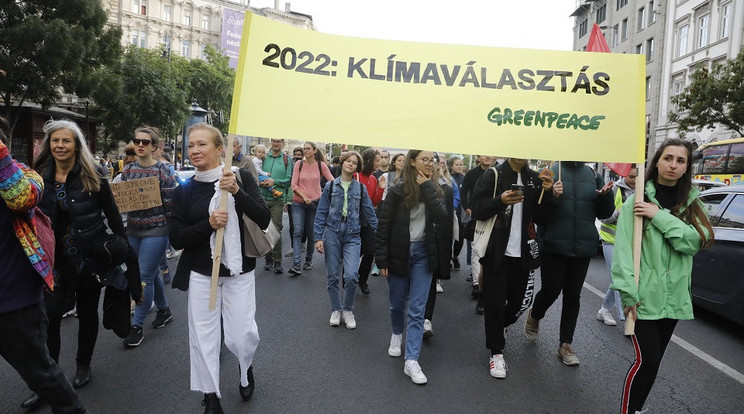 Több száz fiatal vett részt pénteken a délutáni Globális Klímasztrájkon /Fotó: Járdány Bence / Greenpeace