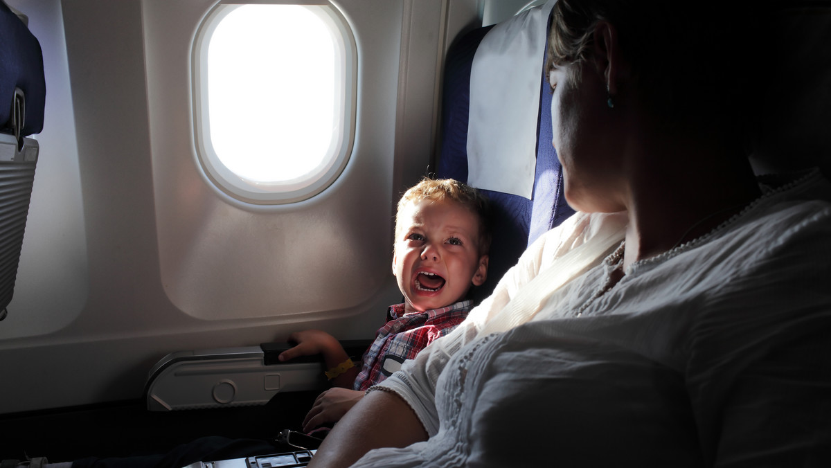 Modelka oburzona płaczącym dzieckiem w samolocie. W sieci zawrzało