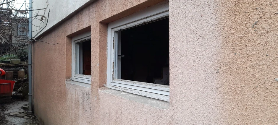 Oštećeni prozori na kući