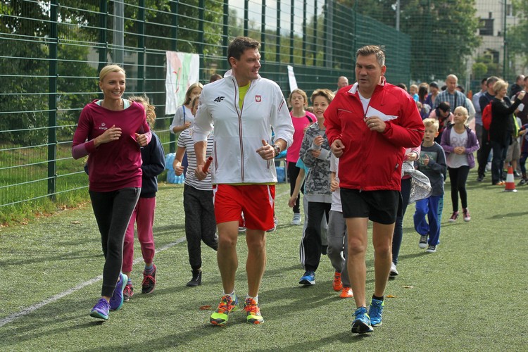 Minister sportu i turystyki Adam Korol (w centrum) na uroczystym zakończeniu Rodzinnej Sztafety im. Kamili Skolimowskiej na Orlikach