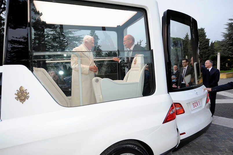 Benedykt XVI otrzymał w darze od firmy Mercedes dwa nowe pojazdy, papamobile. Są one w tradycyjnym kolorze "bieli perłowej", ale zbudowano je według najnowszej technologii na bazie modelu klasy M...