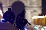 Paryż zamach policja Pola Elizejskie