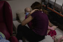 Matka z dzieckiem chorującym na raka w schronie szpitala pediatrycznego Ohamtdyt