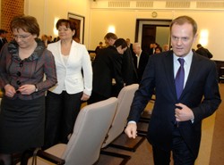 Chocholi taniec rządu wokół cięć w administracji