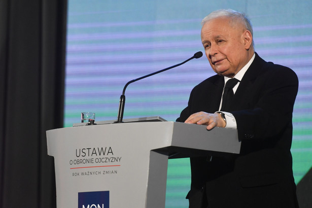 Warszawa, 24.04.2023. Prezes PiS, były przewodniczący Komitetu ds. Bezpieczeństwa Narodowego i spraw Obronnych Jarosław Kaczyński podczas otwarcia konferencji "Rok od ustawy o obronie Ojczyzny – Rok ważnych zmian" w Akademii Sztuki Wojennej w Warszawie