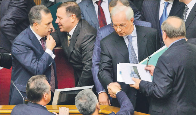 Mykoła Azarow (drugi z prawej) po zatwierdzeniu rządu przez ukraiński parlament Fot. PAP/EPA