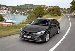 5 l/100 km w mieście w dużym rodzinnym aucie? To możliwe, ale dopiero od 165 000 zł. Toyota Camry – poradnik kupującego