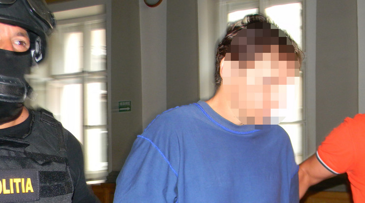 S. Dant a román
rendőrség vette őrizetbe
és kísérte a bíróságra